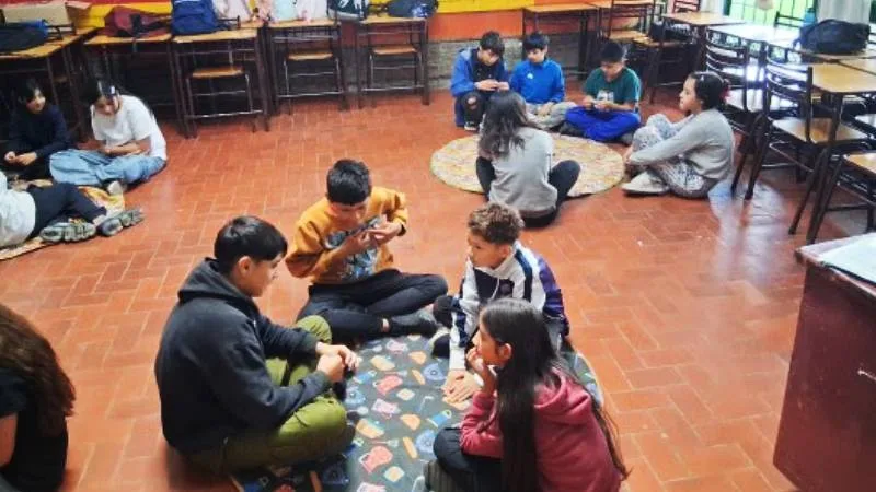 Taller de Rondas de Paz en Puerto Joven, Rosario, con docentes y estudiantes