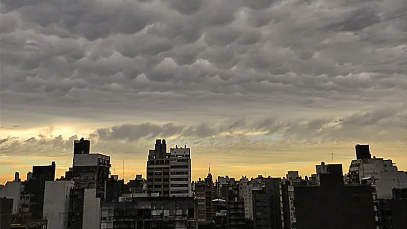 Cielo nublado y calles mojadas en Rosario durante un día de alerta por tormentas.