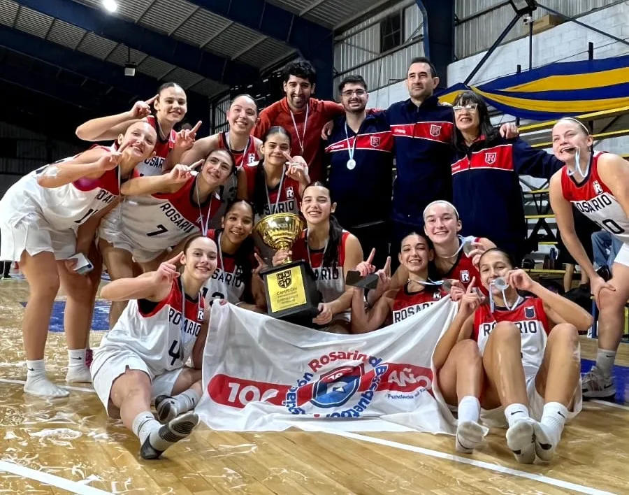 Equipo de básquet femenino U17 de Rosario celebrando el título provincial en Venado Tuerto
