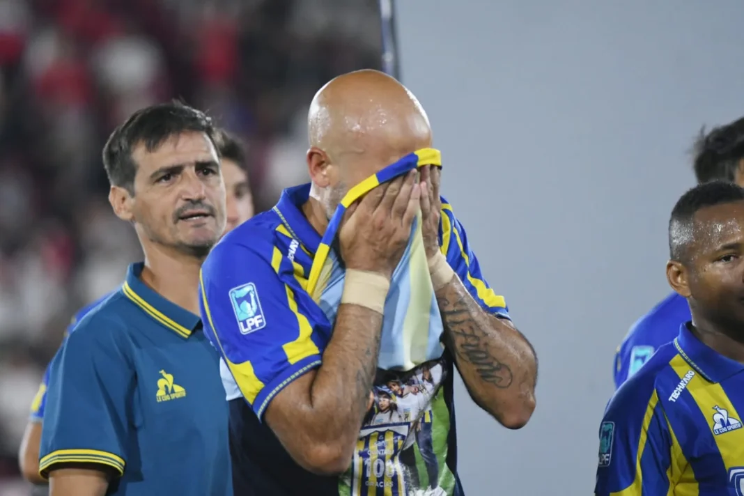 Jugadores de Huracán y Rosario Central durante el partido en el estadio Tomás Adolfo Ducó.