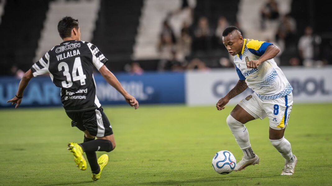 Jugadores de Rosario Central y Libertad durante el partido en el estadio de Asunción.
