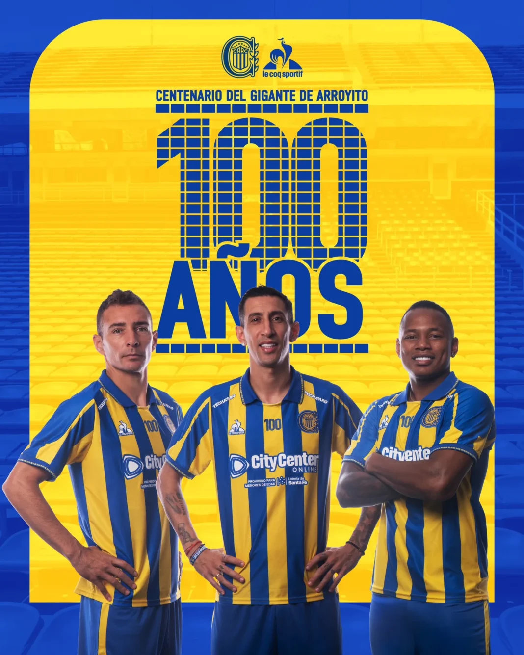 Jugadores de Rosario Central vistiendo la nueva camiseta titular amarilla y azul, presentada por el club.