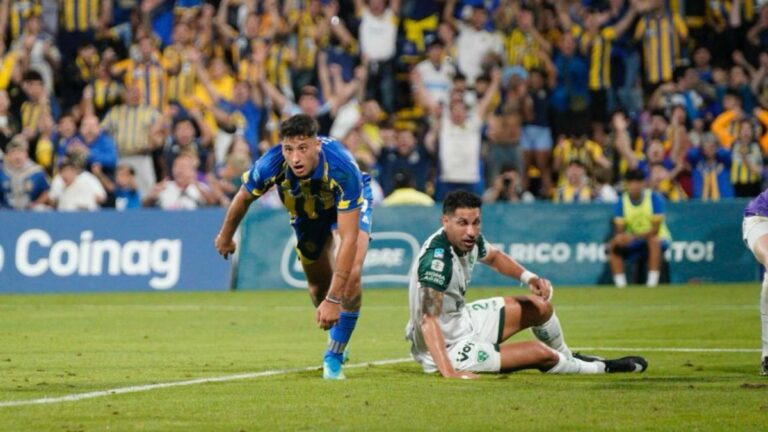 Jugadores de Rosario Central celebran un gol frente a Sarmiento en el estadio Gigante de Arroyito.