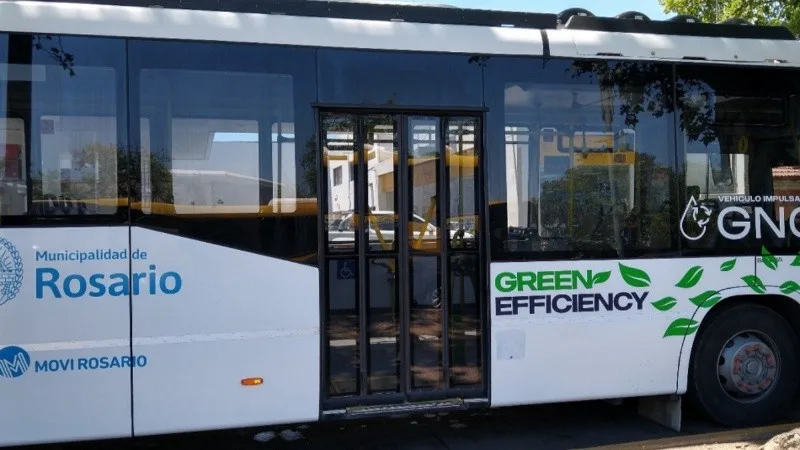 Colectivo urbano a GNA estacionado en una calle de Rosario, representando la nueva flota.