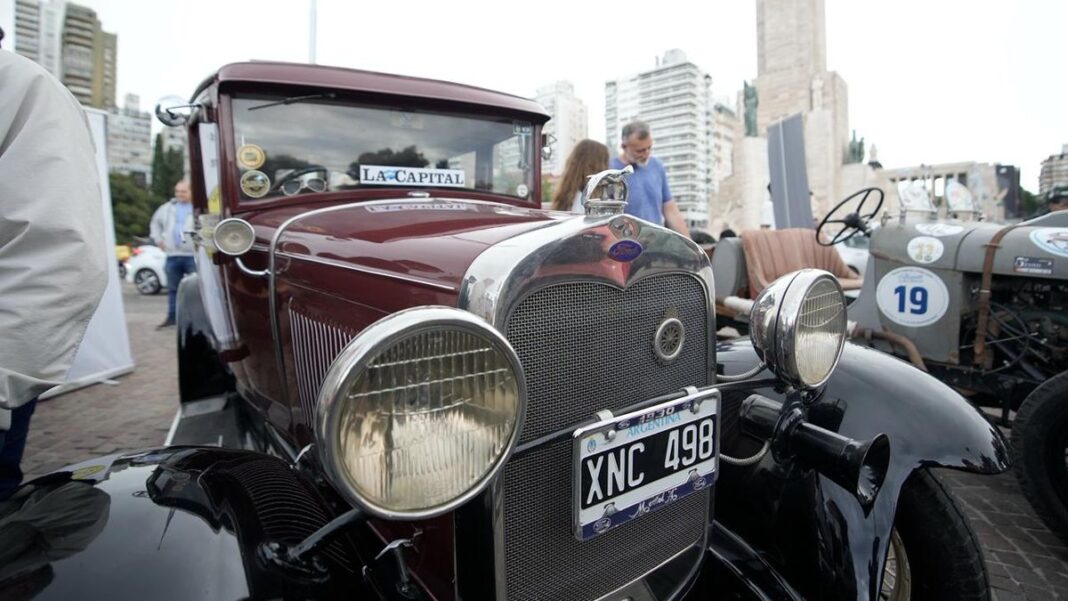 Vista de varios autos antiguos y clásicos exhibidos en la explanada del Monumento Nacional a la Bandera en Rosario.