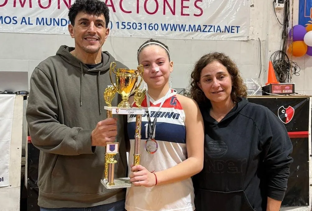 Ilustración de jugadoras de fútbol femenino juvenil en acción.