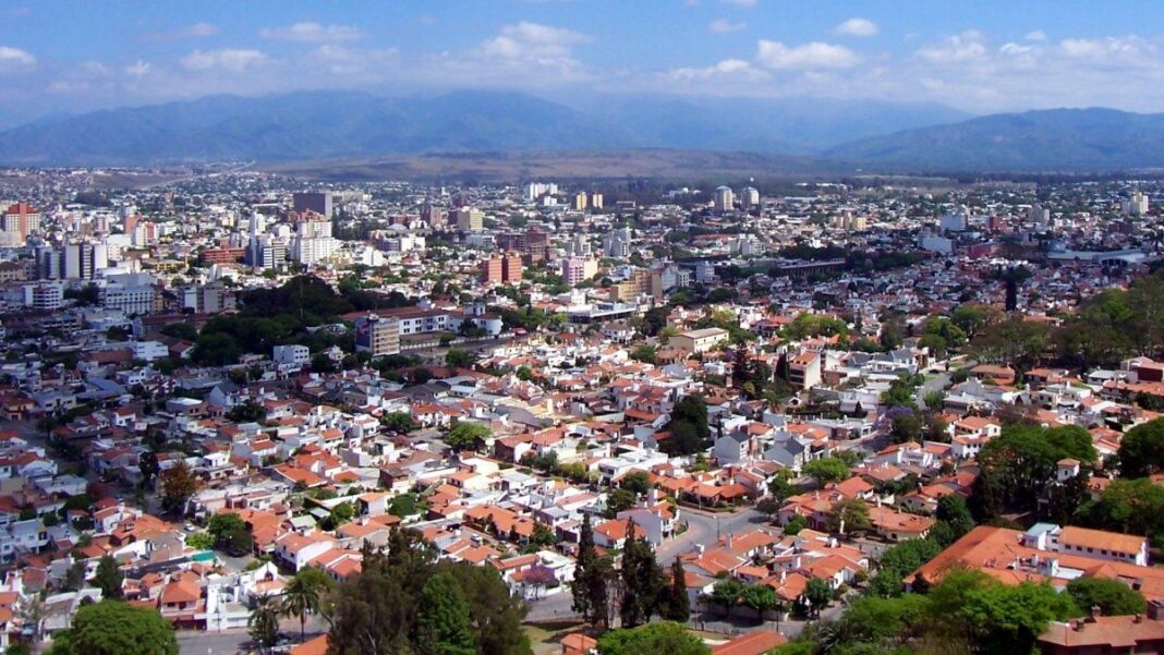 Avión de Aerolíneas Argentinas en la pista del Aeropuerto de Rosario 'Islas Malvinas'