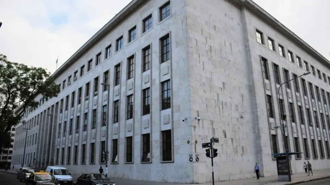 Imagen ilustrativa de un tribunal en Rosario con un documento legal sobre unión convivencial