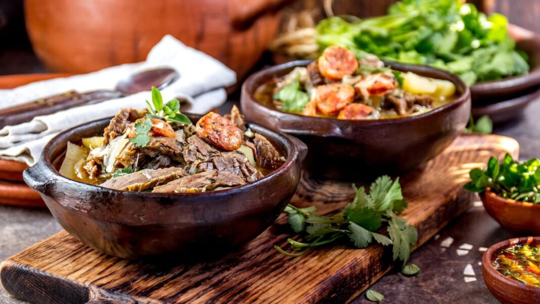 Plato típico chileno con mariscos y acompañamientos