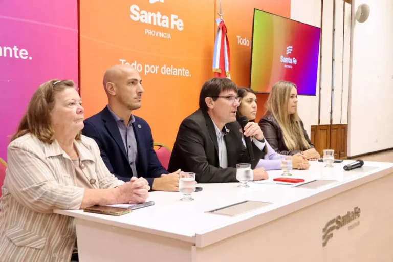 Conferencia de prensa de funcionarios del Gobierno de Santa Fe sobre la situación en San Cristóbal