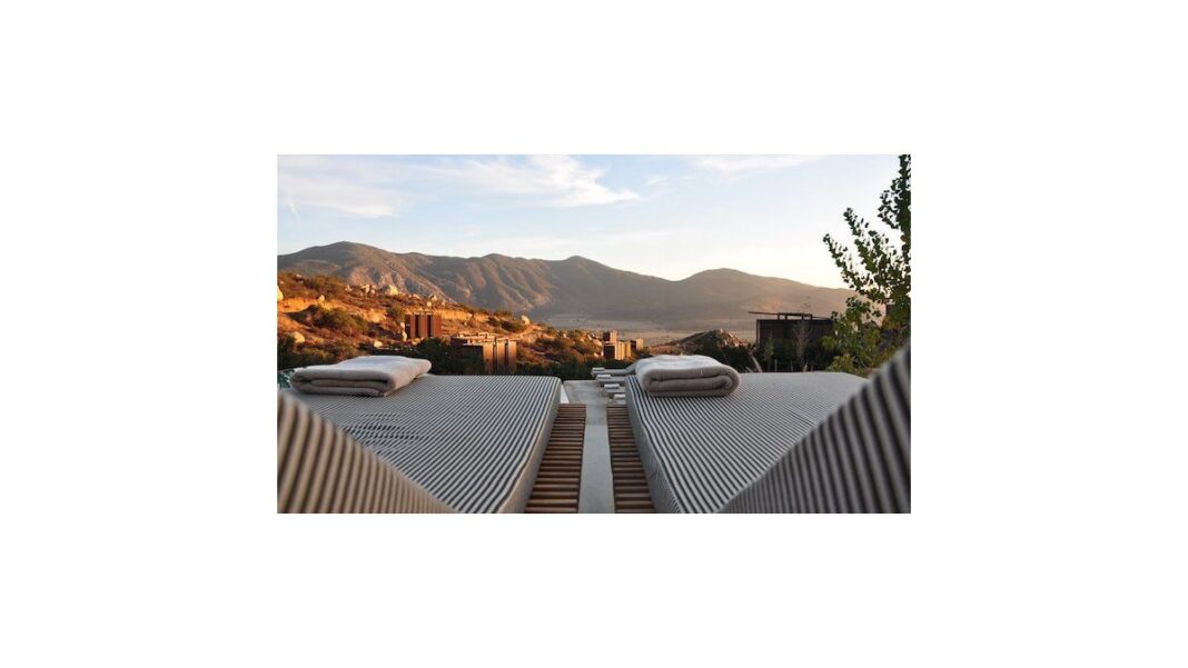 Vista panorámica del Lago Lácar y las montañas en San Martín de los Andes, Patagonia Argentina.