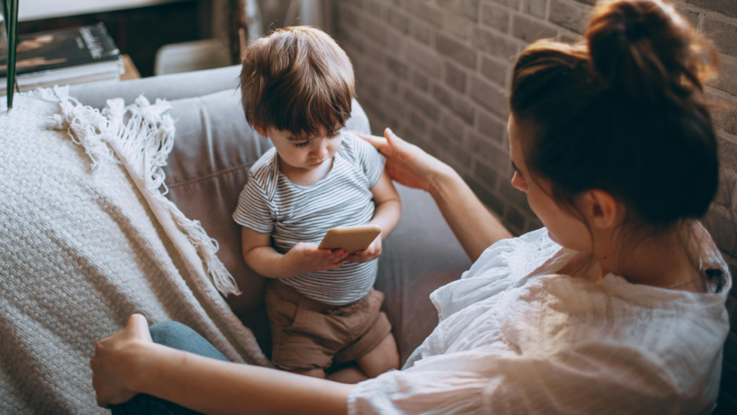 App de control parental de Santa Fe en un teléfono móvil