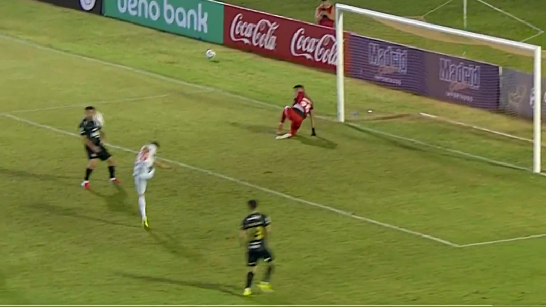 Sebastián Ferreira, exjugador de Rosario Central, en acción durante un partido de fútbol.