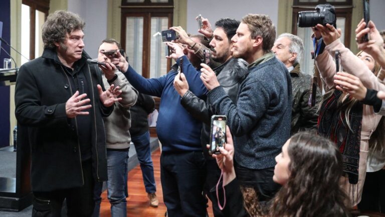 Senadora Carolina Moisés en el Congreso presentando proyecto de ley sobre salas de prensa