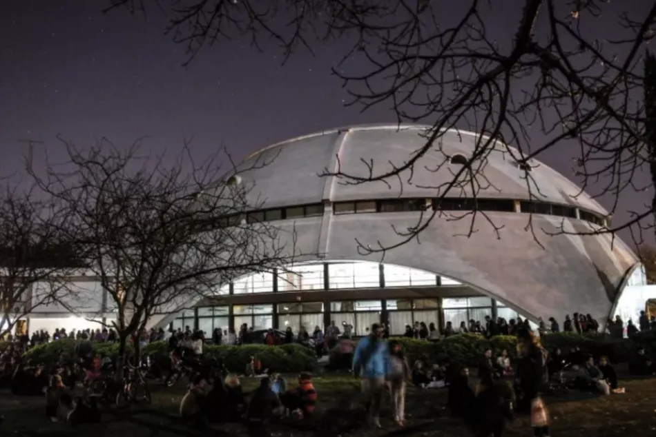 Público en el interior del Planetario del CAM de Rosario durante un espectáculo de luces y música.