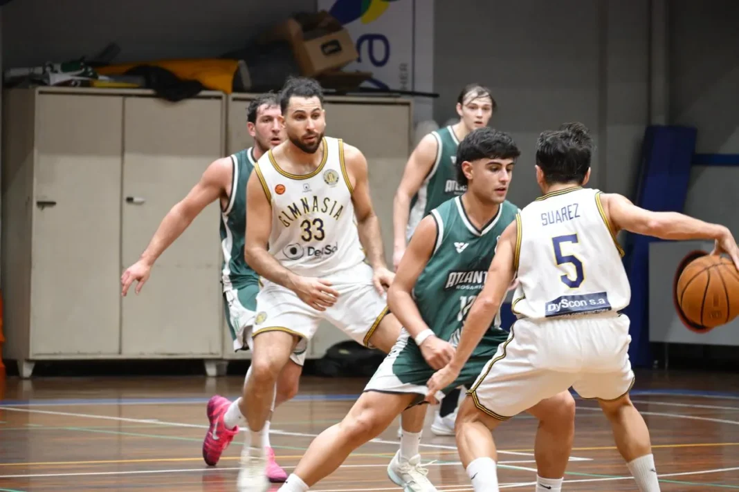 Jugadores de básquetbol en acción durante un partido de la Superliga rosarina.