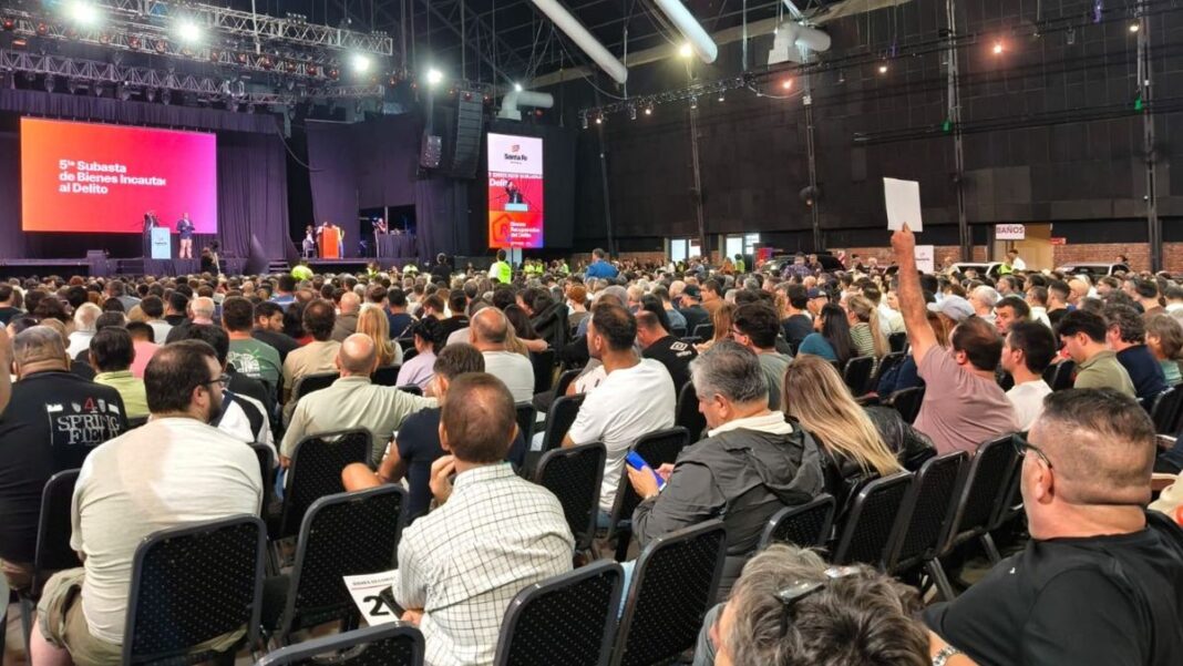 Fotografía de una avioneta Cessna en un hangar, relacionada con la subasta de bienes incautados en Santa Fe.