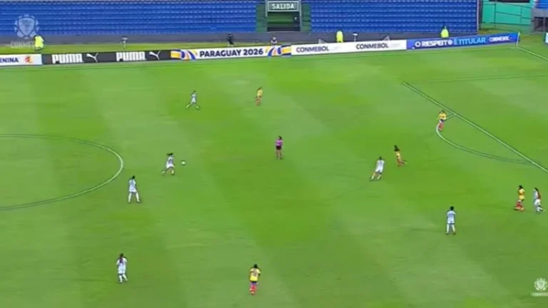 Jugadoras de la Selección Argentina femenina Sub 17 celebrando un gol en el Sudamericano