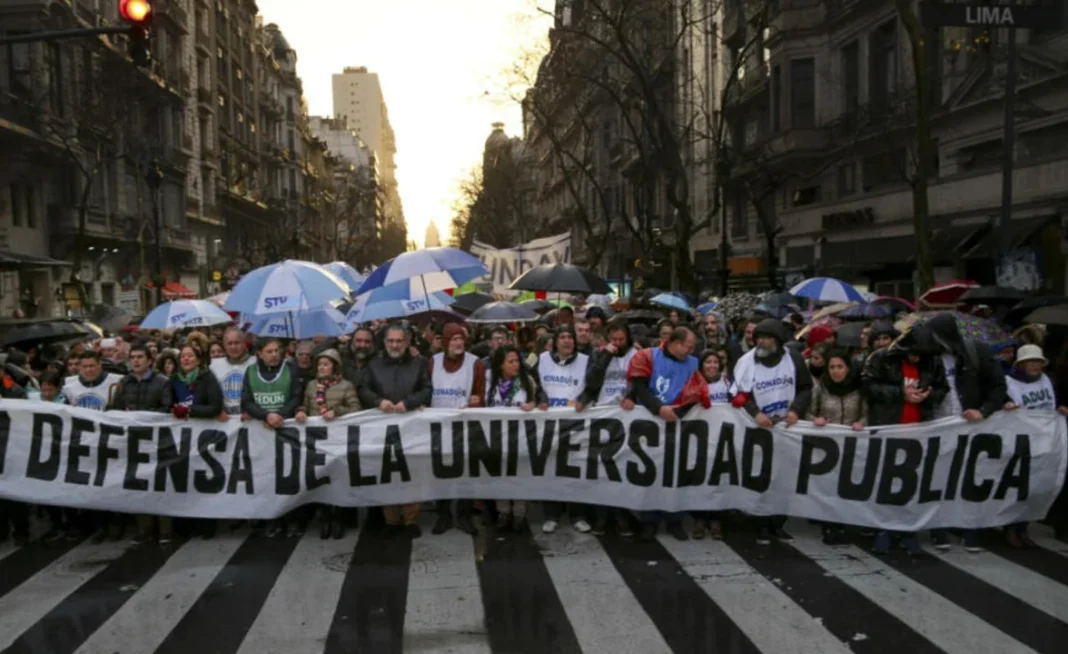 Docentes y no docentes universitarios en una marcha por reclamos salariales y presupuestarios