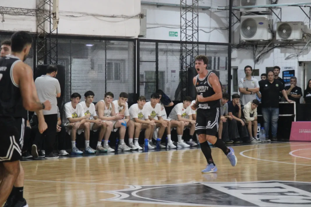 Acción del partido de básquetbol entre Temperley y Gimnasia en la Liga Federal.