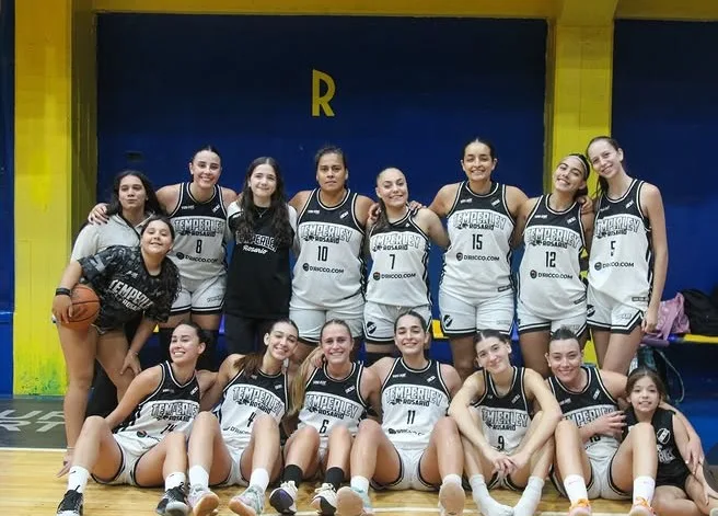 Jugadoras de básquet femenino en acción durante un partido de la Asociación Rosarina.