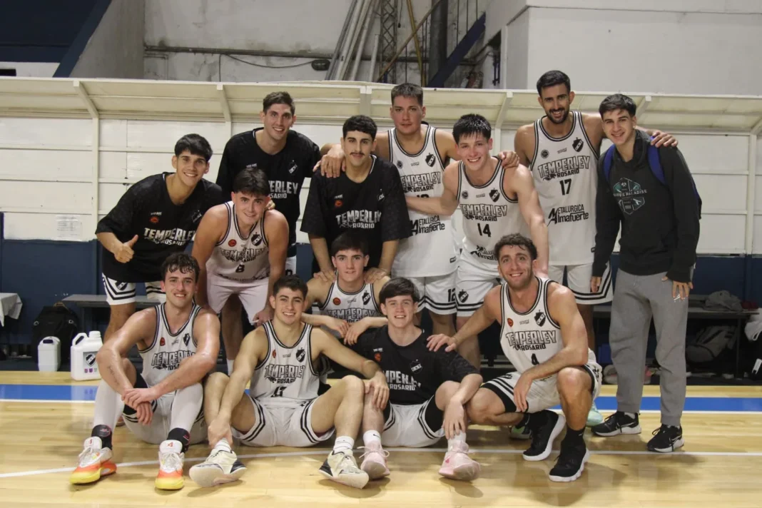 Jugadores de básquet en acción durante el partido de la Superliga rosarina.