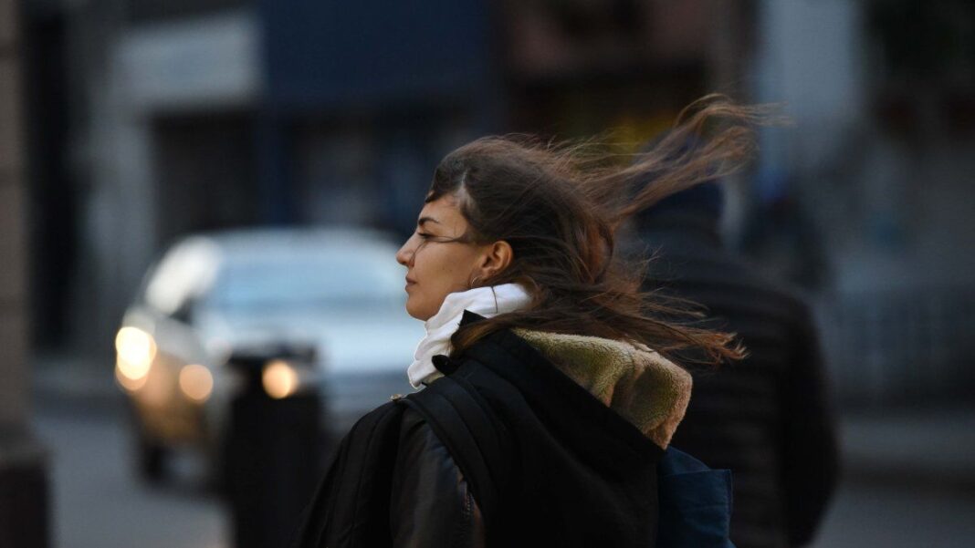 Cielo nublado sobre la ciudad de Rosario con viento y baja temperatura