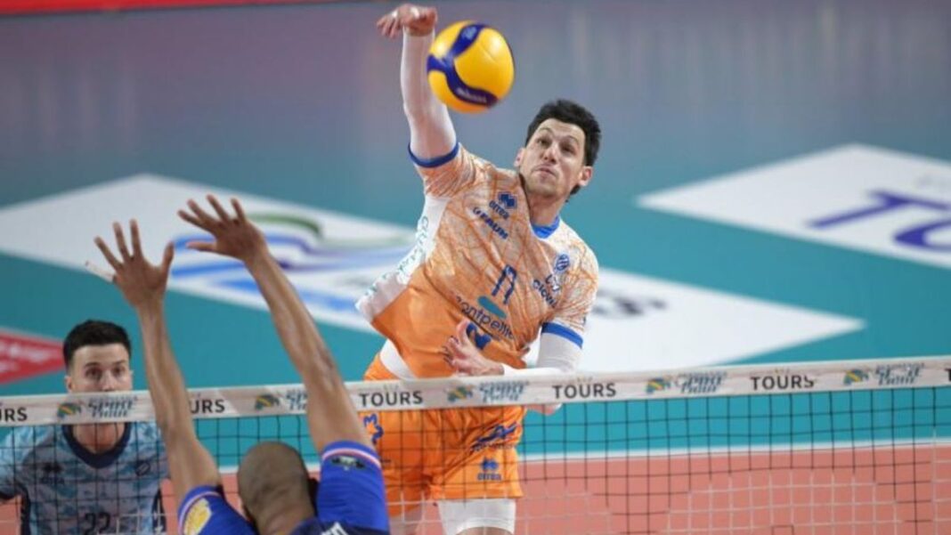 Tomás López, jugador de vóley del Montpellier, en acción durante un partido de la liga francesa.