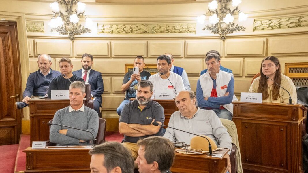 Reunión de trabajadores de Lácteos Verónica con senadores y funcionarios en el Senado de Santa Fe