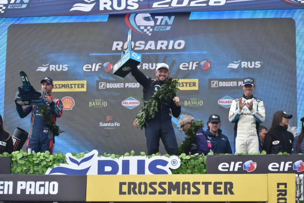 Pilotos del Turismo Nacional compitiendo en el autódromo Juan Manuel Fangio de Rosario.