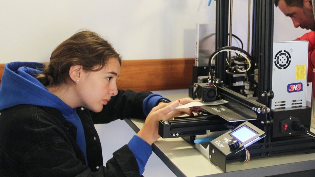 Personas participando en una capacitación práctica en un aula de la UNR
