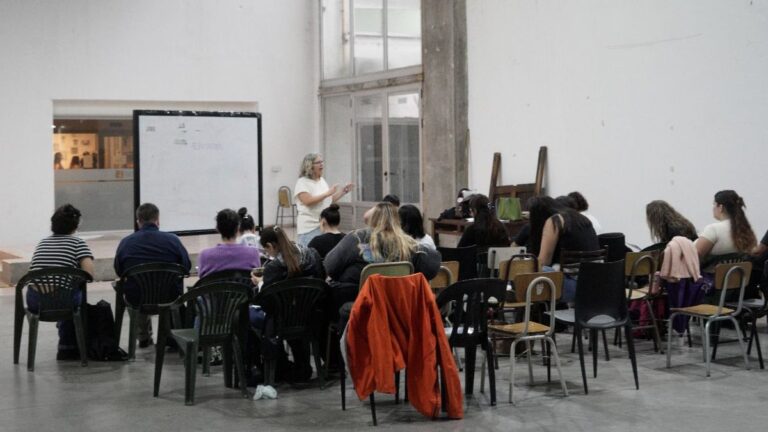 Grupo de docentes y estudiantes de la UNR durante una clase pública al aire libre en Rosario.