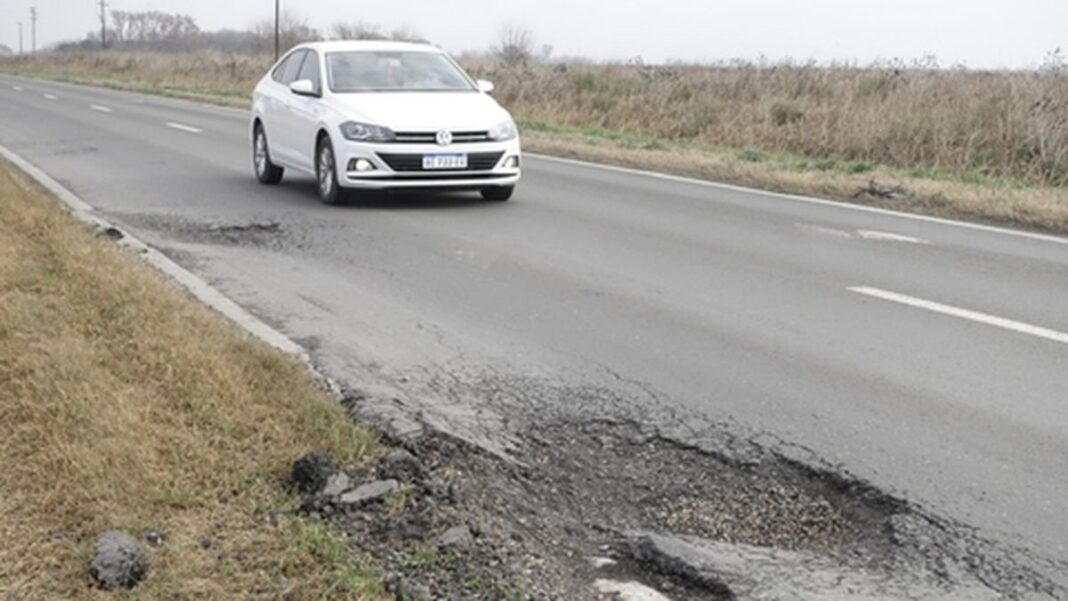 Ruta nacional en Santa Fe con baches y señalización artesanal