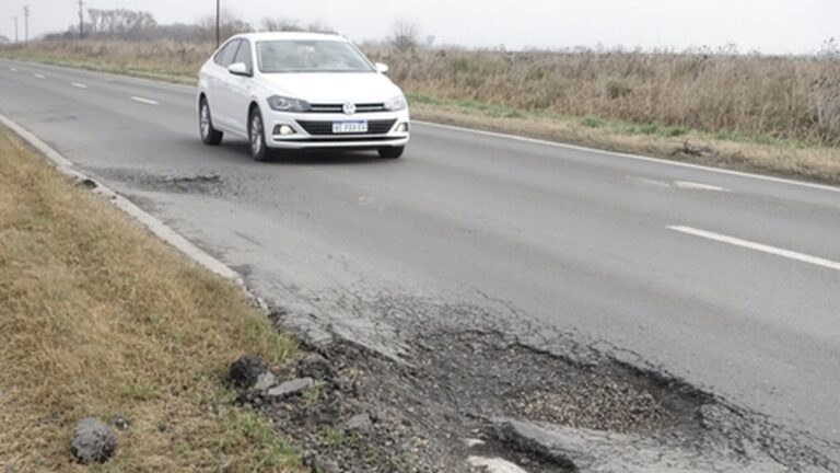 Ruta nacional en Santa Fe con baches y señalización artesanal