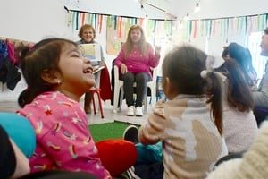 Abuelas leyendo cuentos a niños en un jardín municipal de Santa Fe