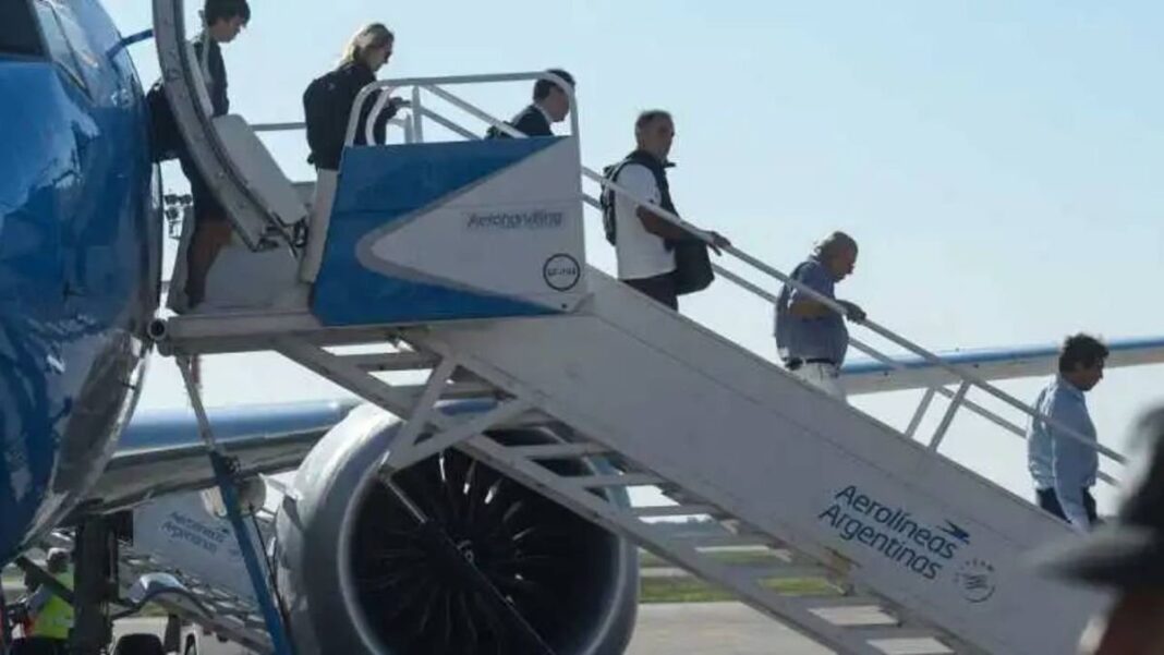 Avión de Aerolíneas Argentinas en pista del Aeropuerto Internacional de Rosario