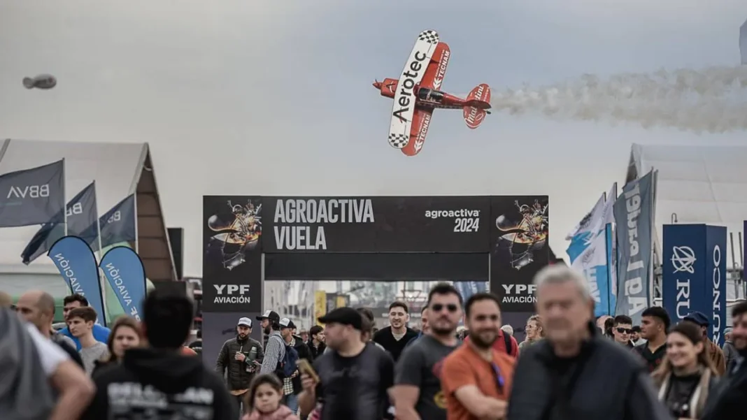 Vista aérea de AgroActiva Vuela con aviones y helicópteros en pista en Armstrong, Santa Fe
