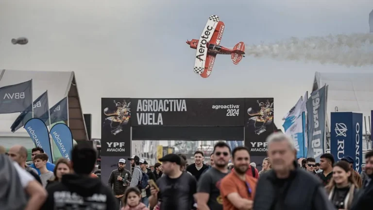 Vista aérea de AgroActiva Vuela con aviones y helicópteros en pista en Armstrong, Santa Fe