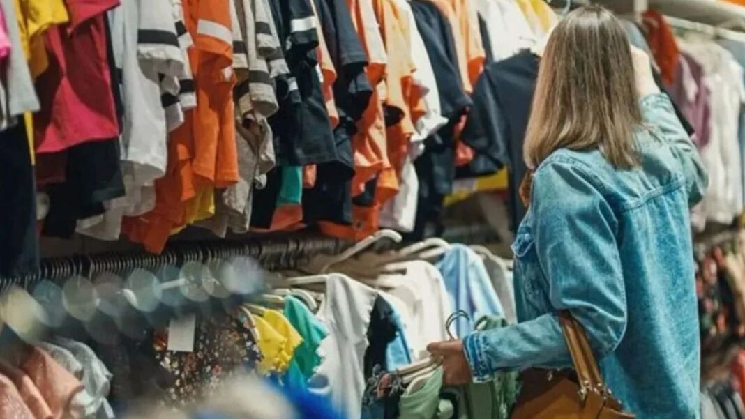 Fachada de un comercio cerrado en Rosario con cartel de liquidación