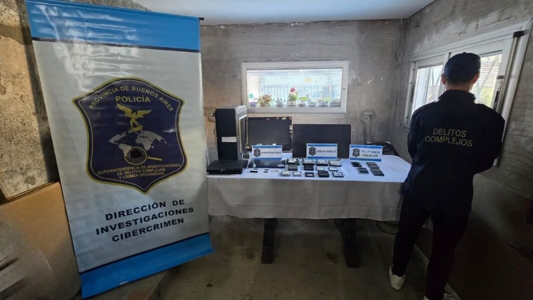 Agentes de la Policía Federal Argentina durante un allanamiento por material de abuso sexual infantil
