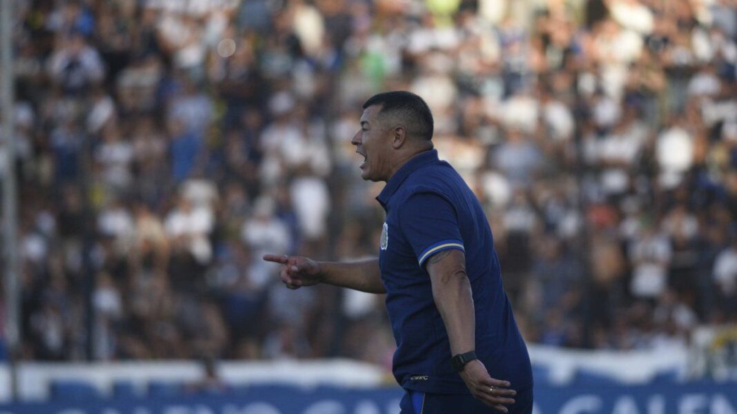 Jorge Almirón dirigiendo a Rosario Central en el Gigante de Arroyito