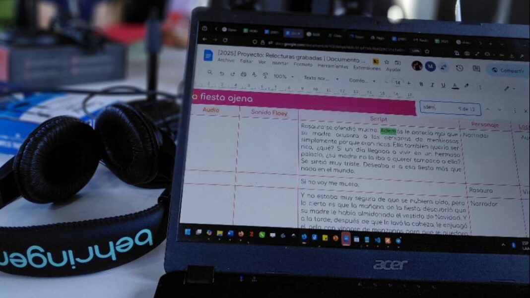 Estudiantes de la Escuela Sara Bartfeld Rietti grabando el podcast Los cuentos de Sara en el estudio creativo