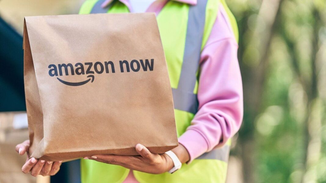 Logo de Amazon Now con fondo urbano