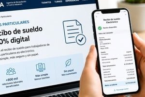 Mujer usando una tablet con un recibo de sueldo digital en pantalla, representando la implementación del recibo electrónico para trabajadoras de casas particulares