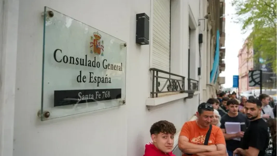 Personas haciendo fila en el Consulado de España en Rosario para tramitar la ciudadanía española