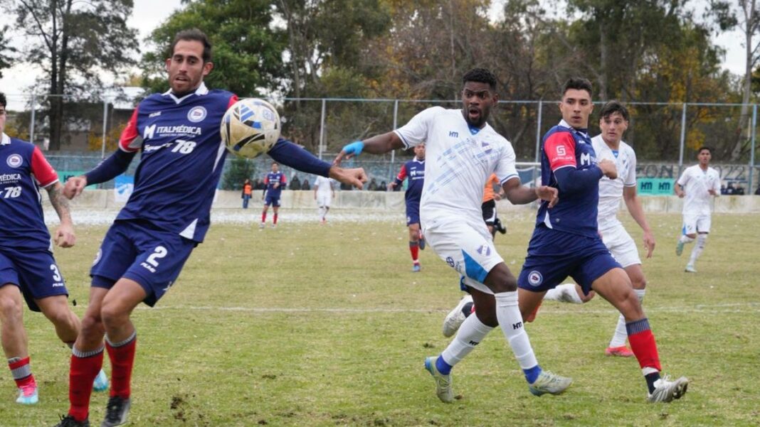 Partido de fútbol entre Argentino y Central Córdoba en el estadio José Martín Olaeta