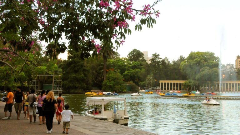 Vista del Parque Independencia en Rosario, con su lago y arboleda, espacio cuidado por la asociación