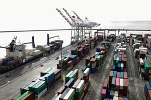 Gráfico de barras con superávit comercial récord en abril de 2025 según datos del INDEC