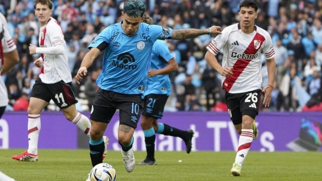 Jugadores de Belgrano celebrando el título del Torneo Apertura en el estadio Mario Kempes