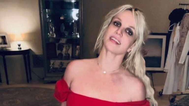 Britney Spears en un evento público, sonriendo